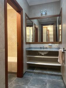 a bathroom with a sink and a mirror and a tub at Tranquilidad en Bragado in Bragado