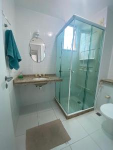 Koupelna v ubytování Lindo Apto 2 quartos com suíte na quadra da prainha!