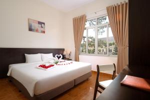Postel nebo postele na pokoji v ubytování BIDV Central Da Lat Hotel