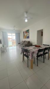 Posezení v ubytování Lindo Apto 2 quartos com suíte na quadra da prainha!