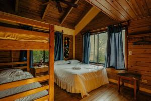 哈拉瓦科阿的住宿－Villa Ka: Relax with fresh air and mountain view.，小屋内设有一间带两张双层床的卧室