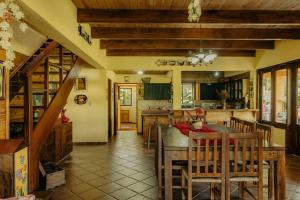 - une cuisine avec une table et des chaises dans la chambre dans l'établissement Villa Ka: Relax with fresh air and mountain view., à Jarabacoa