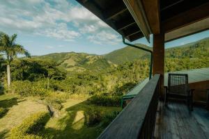 - une terrasse couverte offrant une vue sur les montagnes dans l'établissement Villa Ka: Relax with fresh air and mountain view., à Jarabacoa