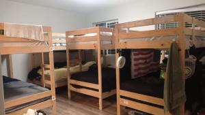 El Monte Zen Home tesisinde bir ranza yatağı veya ranza yatakları