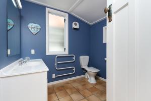 Bathroom sa Seasong - Waihi Beach Holiday Home