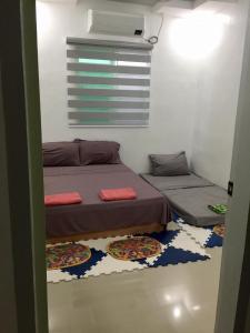 Un pat sau paturi într-o cameră la Spacious Home near Las Casas in Bagac, Bataan