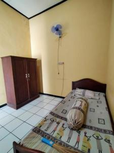 een slaapkamer met een bed in een kamer met: bij Guest House Djatis Purwo Wasito in Bojonegoro