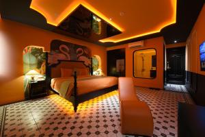 1 dormitorio con cama y sofá en Chiic House 2 - Khách sạn tình yêu, en Da Nang