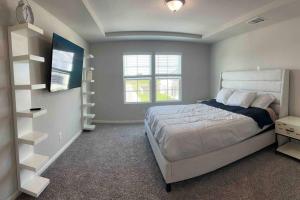 1 dormitorio con 1 cama y TV en Brand New Modern SA Home., en San Antonio