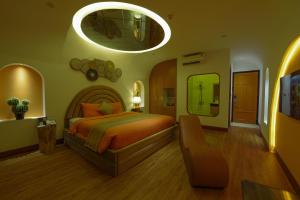 1 dormitorio con cama y espejo grande en Chiic House 2 - Khách sạn tình yêu, en Da Nang