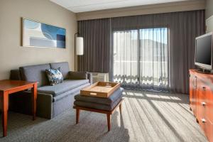 Posezení v ubytování Courtyard by Marriott Tarrytown Westchester County