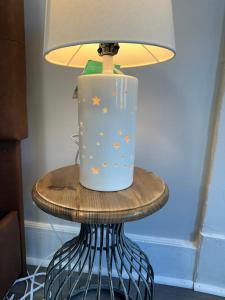 Lampa na stole z wiadrem w obiekcie Perfect stay for couples w mieście Springfield