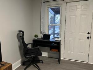 un escritorio con un ordenador portátil junto a una puerta en Perfect stay for couples en Springfield