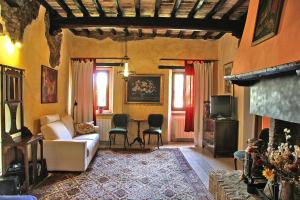 ein Wohnzimmer mit einem Sofa und einem Tisch in der Unterkunft Villa Ca Piero Urbino in Urbino