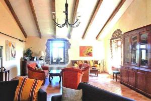 soggiorno con divani e lampadario pendente di Villa Ca Piero Urbino a Urbino