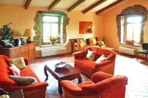 un soggiorno con 2 divani e un tavolo di Villa Ca Piero Urbino a Urbino