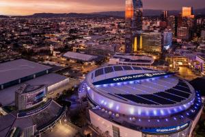een uitzicht op een voetbalstadion in de nacht bij JW Marriott Los Angeles L.A. LIVE in Los Angeles