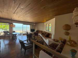 Χώρος καθιστικού στο Extraordinária casa Pé na Areia - Piçarras