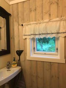 a bathroom with a sink and a window at Paradis i Brenna, Lofoten in Kleppstad
