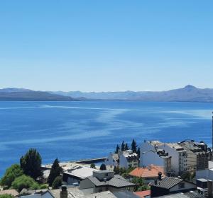 - une vue sur une grande étendue d'eau dans l'établissement Nova Patagonia Apart Bariloche, à San Carlos de Bariloche