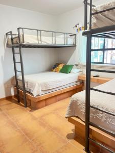 a bedroom with two bunk beds in a room at Cara relax & nature in Tequisquiapan