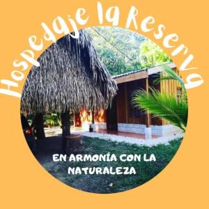 Hojancha的住宿－Cabañas Hospedaje la Reserva，一张带草伞的房子的照片