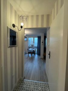 a hallway with a dining room and a room with a table at Apartament z panoramicznym widokiem w Centrum in Warsaw