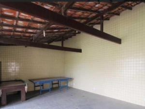 イグアバ・グランデにあるIguabinha Duplex Pé na Areiaの青いテーブルとベンチ付きの部屋