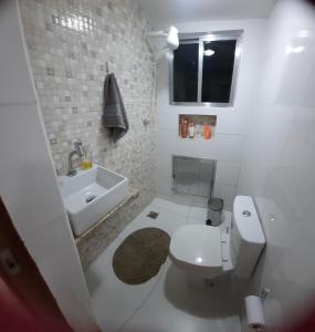 Kylpyhuone majoituspaikassa Iguabinha Duplex Pé na Areia
