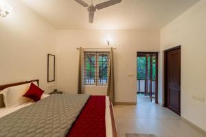 um quarto com uma cama e uma janela em FTP (French Town Palacial) em Pondicherry