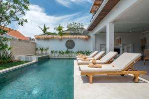 Swimmingpoolen hos eller tæt på Villa Mayasa, 4-bedroom private luxury villa with Rooftop in Seseh Beach