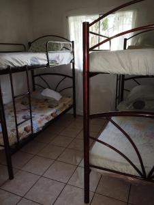 a room with two bunk beds and a window at Casa Jaragua in Barra de Santiago