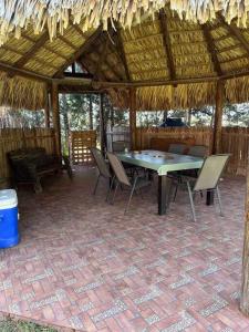 - un patio avec une table et des chaises dans un pavillon dans l'établissement Finca Campestre Los Pinos, à Arteaga