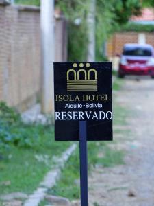 un panneau devant un hôtel dans une rue dans l'établissement Hotel Isola by Aiquile, à Aiquile