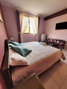 a bedroom with a large bed with a window at Hotel Isola by Aiquile in Aiquile