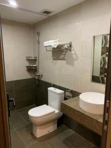 y baño con aseo y lavamanos. en Hoa Hồng Hotel Sơn La, en Sơn La