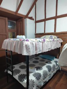 帕斯托的住宿－Casona la Vega，带高架床的客房内的双层床