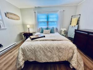 Un dormitorio con una cama grande y una ventana en Mountain Lake Retreat - hot tub, lake, fire pit, wineries, restaurant, en Harpers Ferry