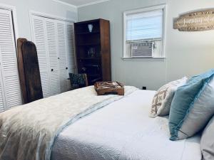 1 dormitorio con cama, ventana y estante para libros en Mountain Lake Retreat - hot tub, lake, fire pit, wineries, restaurant, en Harpers Ferry