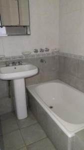 y baño con lavabo, bañera y lavabo blanco. en Obispo Trejo en Córdoba
