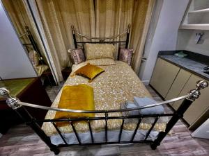 a bedroom with a bed with a yellow pillow on it at Luxury 6 Bedroom House, all with En-suite bathroom - West London - Wembley Stadium, OVO Arena 5 km in Greenford