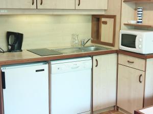 a kitchen with a sink and a microwave at Appartement Les Adrets-Prapoutel, 1 pièce, 4 personnes - FR-1-771-71 in Les Adrets