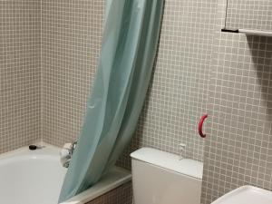 Ένα μπάνιο στο Appartement Les Adrets-Prapoutel, 1 pièce, 4 personnes - FR-1-771-72