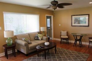 un salon avec un canapé et une table dans l'établissement The Conch House Marina Resort, à Saint Augustine