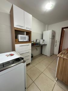 Majoituspaikan Apartamento em Condomínio Marinas Clube keittiö tai keittotila