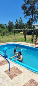 Het zwembad bij of vlak bij Sítio dos Adolfos