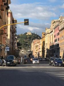 um semáforo numa movimentada rua da cidade com carros em pardis dormitory em Roma