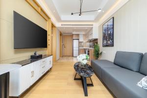 Televízia a/alebo spoločenská miestnosť v ubytovaní Doria Home International Apartment -Guangzhou Huijin IFC Keyun Road Metro Branch-Canton Fair Free Shuttle