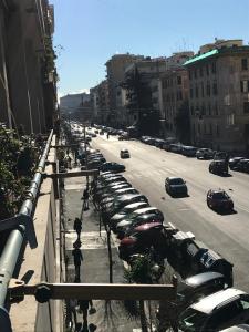 Blick auf eine Straße mit auf der Straße geparkt in der Unterkunft pardis dormitory in Rom