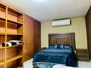 1 Schlafzimmer mit einem Bett und Klimaanlage in der Unterkunft Casa El Pescador in Mulegé